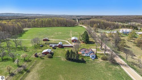 8400 N 7 Rd, Mesick, MI, 49668-9392 | Card Image