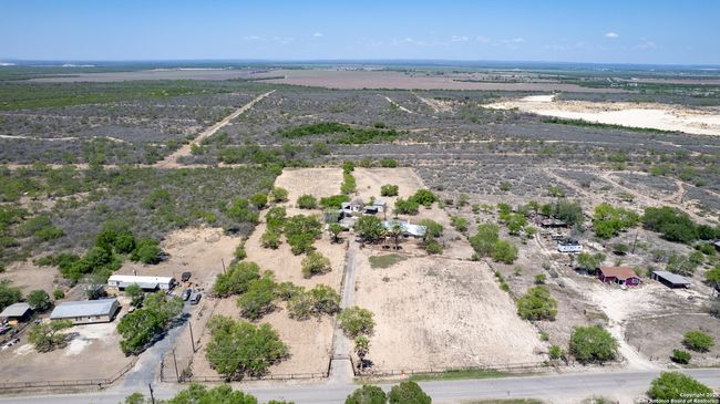 1390 Windmill Rd, House other with 2 bedrooms, 2 bathrooms and null parking in Uvalde TX | Image 35