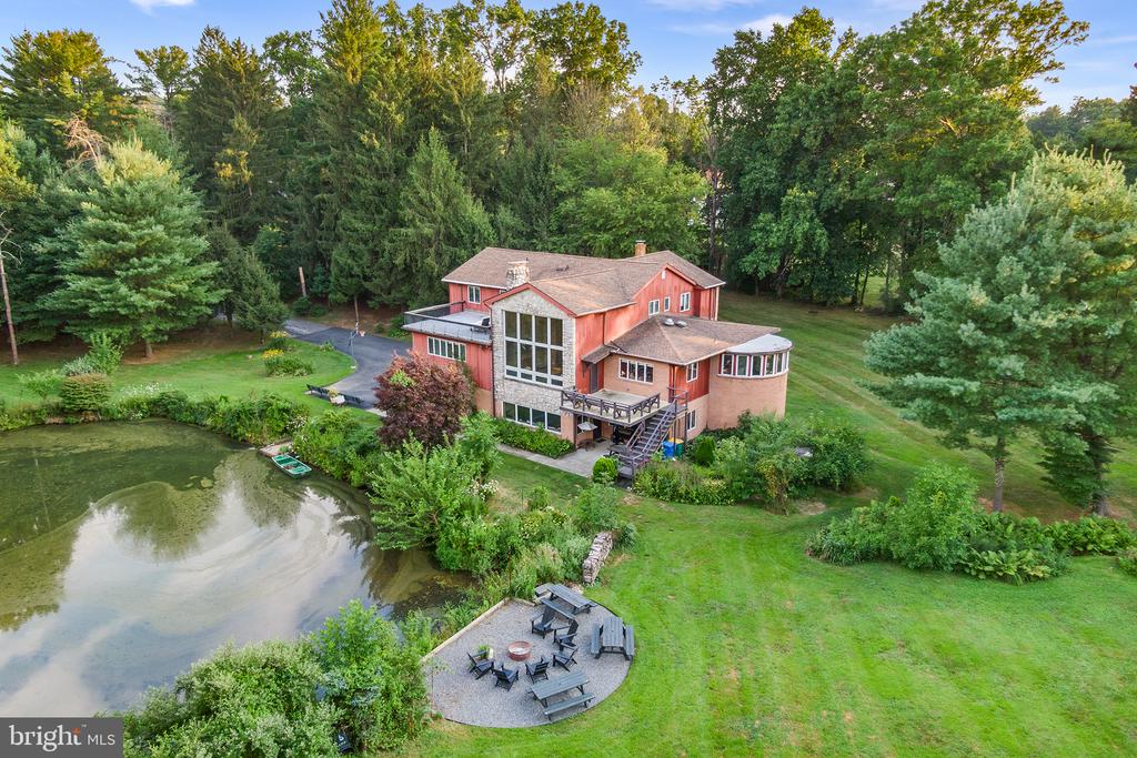 Smedley Dr, Newtown Square, PA 19073