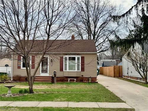 8141 Dartmoor Rd, Mentor, OH, 44060-7610 | Card Image