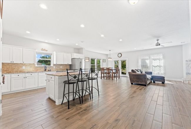 113 Tonkawa Dr, House other with 3 bedrooms, 2 bathrooms and 2 parking in Paige TX | Image 5