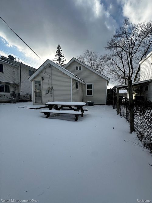 7286 Gilman St, Westland, MI, 48185-2657 | Card Image