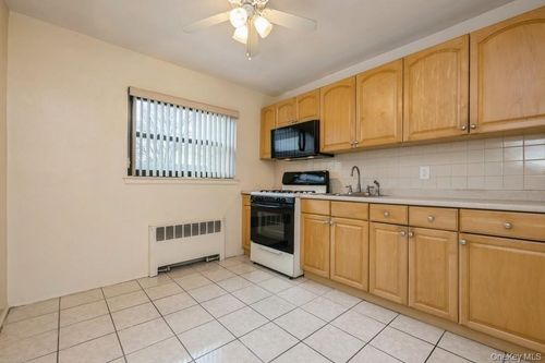 139b2-73-21 220th St, Oakland Gardens, NY, 11364-3037 | Card Image