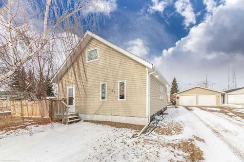 402 2 Nd Street W, Home with 3 bedrooms, 1 bathrooms and null parking in Maidstone SK | Card Image