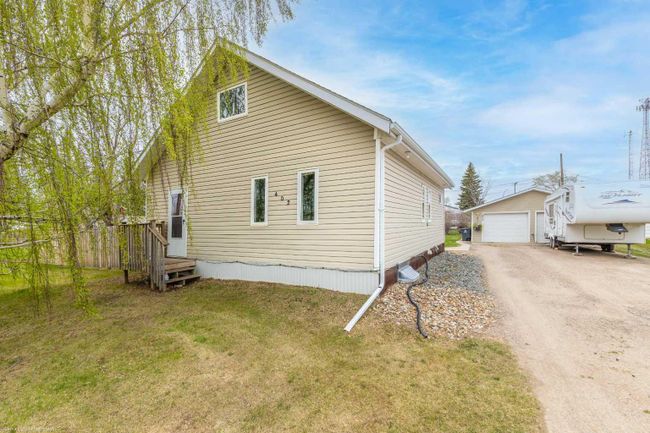 402 2 Nd Street W, Home with 3 bedrooms, 1 bathrooms and null parking in Maidstone SK | Image 1