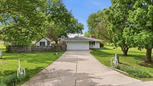 11N802 Win Haven Dr, Elgin, IL, 60124-4871 | Card Image