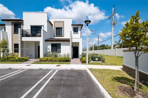 21464-21464 Ne 3rd Path, Miami, FL, 33179-1000 | Card Image