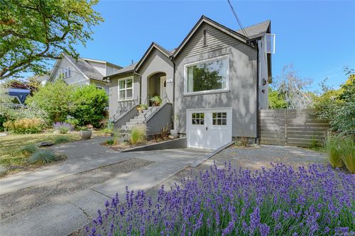2624 Estevan Ave, Victoria, BC, V8R2T2 | Card Image