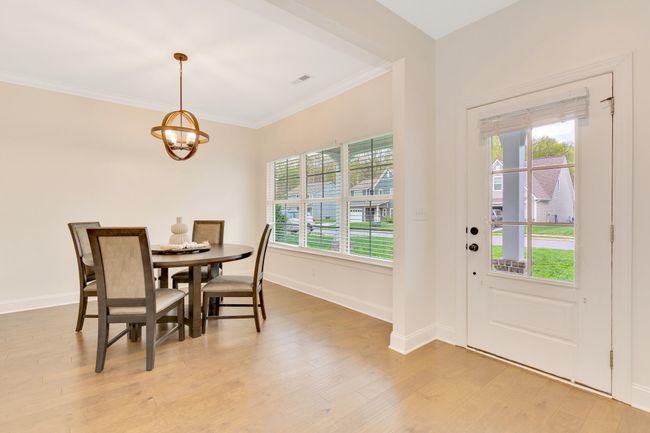 Wide foyer area | Image 5