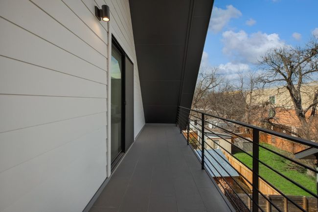 Third-floor balcony | Image 28