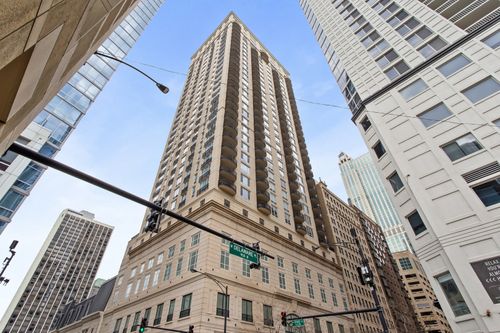 9c-10 Delaware Pl, Chicago, IL, 60611-1777 | Card Image