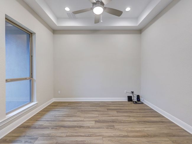 Spacious office with ceiling enhancements | Image 15