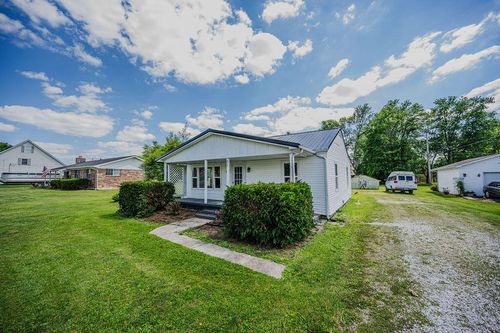 829 Maple St, Stanton, KY, 40380-2076 | Card Image