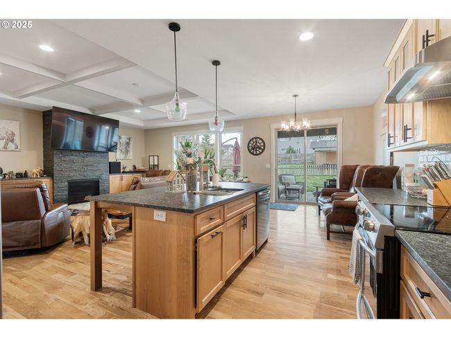 Kitchen/Family Room | Image 6