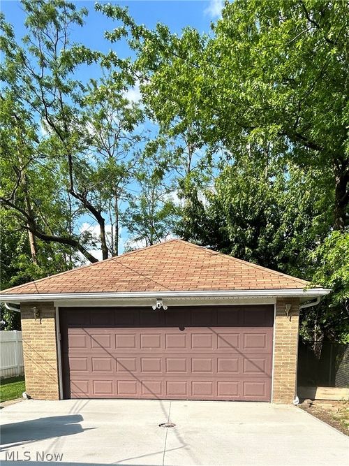 1563 E 196th St, Euclid, OH, 44117-1452 | Card Image
