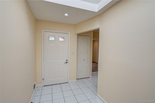 52 Admirals Dr E, Bay Shore, NY, 11706-8100 | Card Image