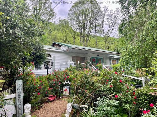 103 Chestnut Dr, Peytona, WV, 25154-9692 | Card Image