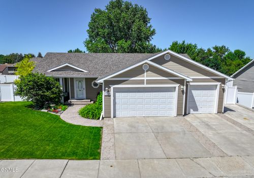 2221 12th Ave W, Williston, ND, 58801-3202 | Card Image