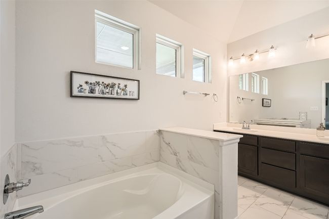 658 Cherrystone Loop, House other with 4 bedrooms, 3 bathrooms and 4 parking in Buda TX | Image 11