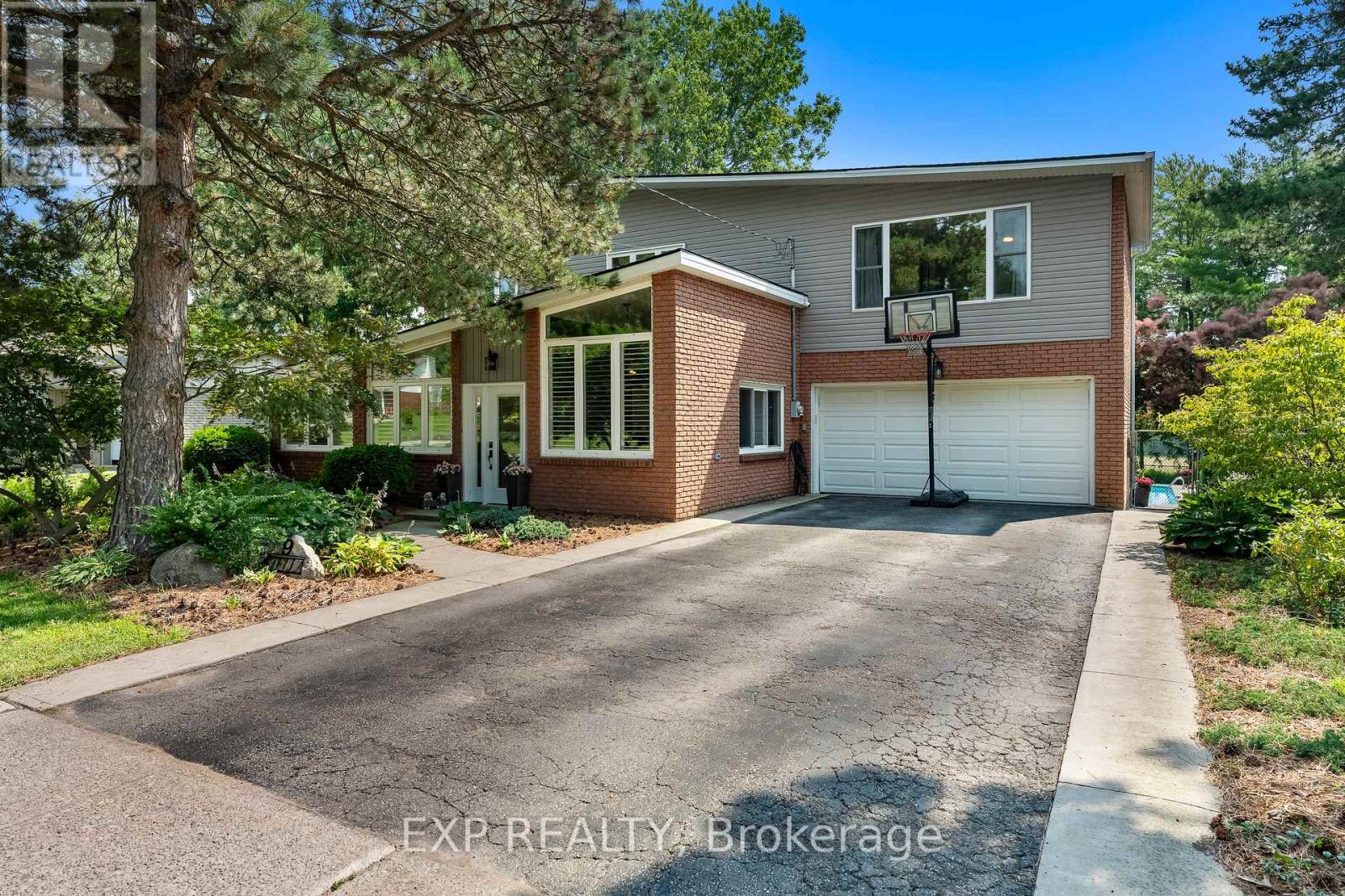 Residential in Pelham (Fonthill) 3