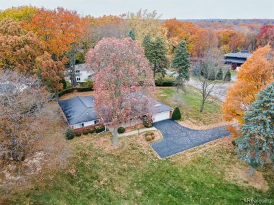 1465 Sodon Lake Drive, Home with 3 bedrooms, 2 bathrooms and null parking in Bloomfield Twp MI | Image 2