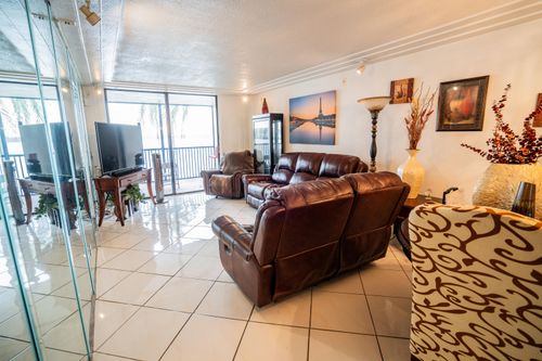 203-112 Lake Emerald Dr, Oakland Park, FL, 33309-6239 | Card Image