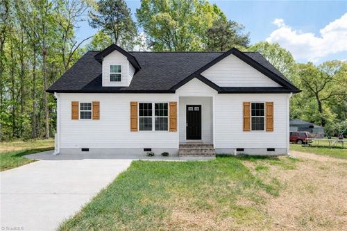 134 Pinnix St, Jonesville, NC, 28642-2113 | Card Image