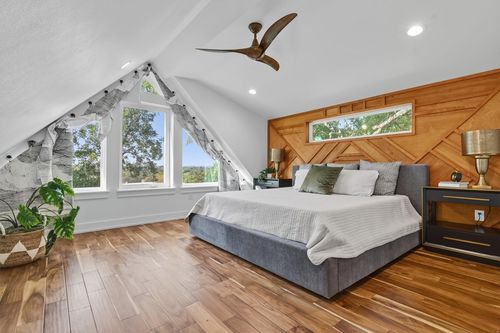 a-2712 Oak Springs Dr, Austin, TX, 78702-2528 | Card Image