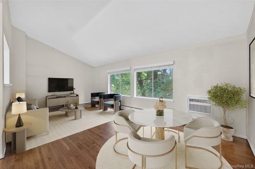 15 Blue Hill Cmns, Orangeburg, NY, 10962-2138 | Card Image