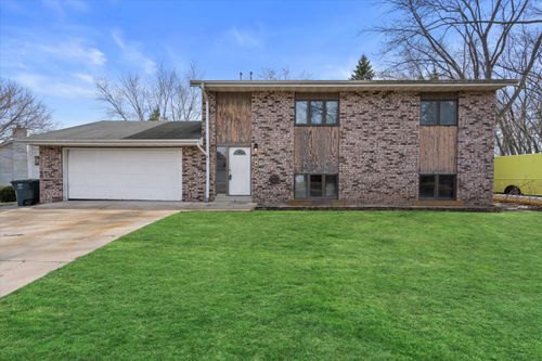 6154 S 42nd St, Greenfield, WI, 53221-4524 | Card Image