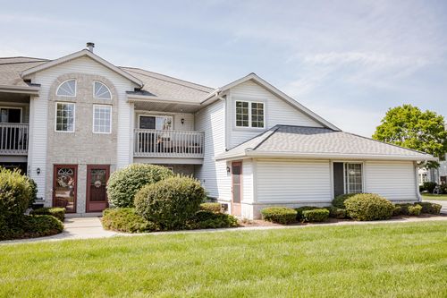 1061 Quinlan Dr, Pewaukee, WI, 53072-1873 | Card Image