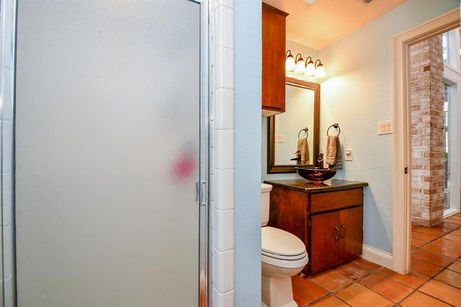 This is the lush bathroom off the living area. | Image 39