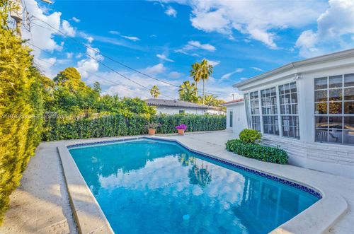 535 Ne 50th Ter, Miami, FL, 33137-3020 | Card Image