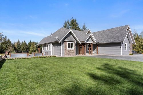 4491 Bench Road, House other with 3 bedrooms, 2 bathrooms and 6 parking in Chilliwack BC | Card Image