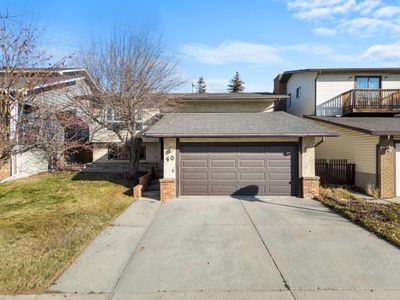 40 Hawkwood Rd Nw, House other with 4 bedrooms, 3 bathrooms and 4 parking in Calgary AB | Image 1