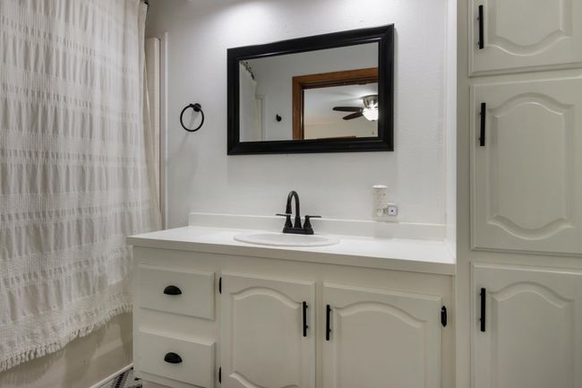 Master Bathroom | Image 16