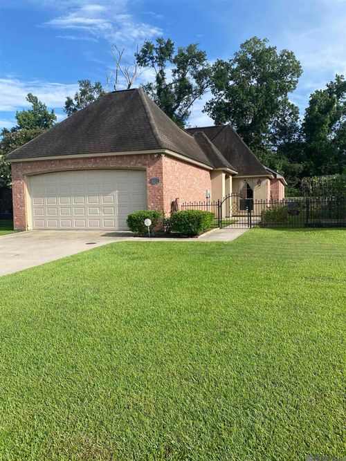 41103 Garden Ct, Gonzales, LA, 70737-8945 | Card Image