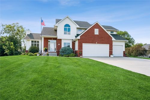 545 Evergreen Ln, Robins, IA, 52328-9529 | Card Image