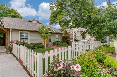 713 E Texas Street, House other with 3 bedrooms, 3 bathrooms and null parking in Grapevine TX | Image 2