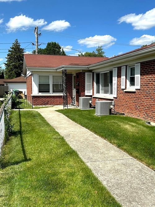 b-9942 W Cermak Rd, Westchester, IL, 60154-3717 | Card Image