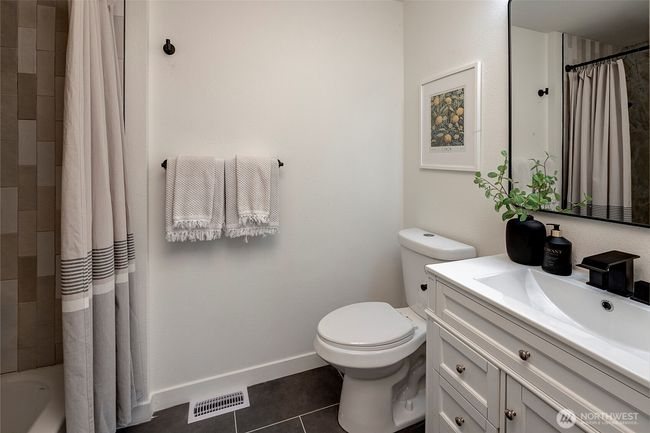 Full guest bathroom. | Image 14