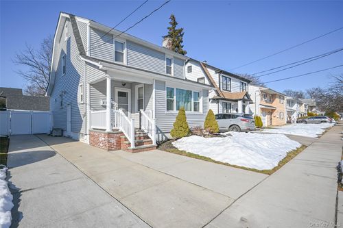 21 Dikeman St, Hempstead, NY, 11550-5119 | Card Image