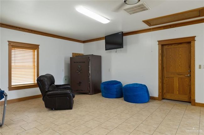 Sitting room with crown molding | Image 8