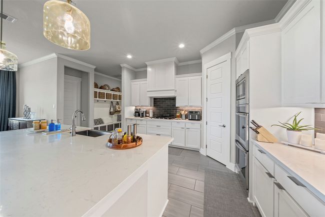 Spacious kitchen. Undermounted sink. Island. Breakfast Bar. | Image 6