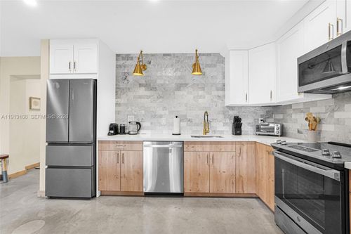 1012 Ne 2nd St, Hallandale Beach, FL, 33009-3565 | Card Image