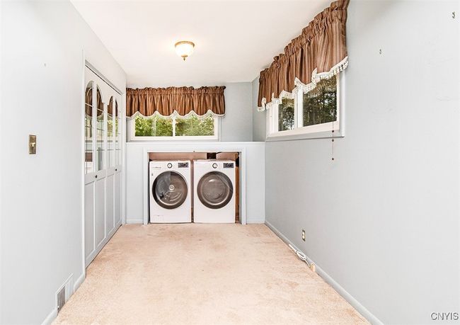 Plenty of closet space to the left... | Image 31