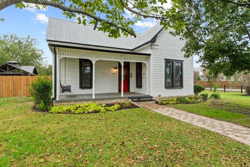 305 East St, Hutto, TX, 78634-4512 | Card Image