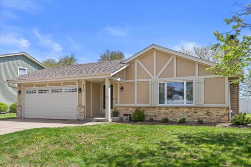 8674 S Wildwood Dr, Oak Creek, WI, 53154-7428 | Card Image
