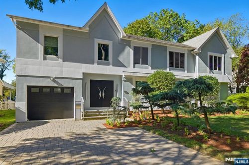 827 Alden Rd, Paramus, NJ, 07652-3804 | Card Image