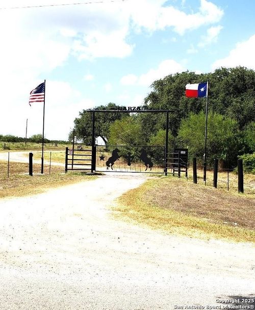 1121 Colony Dr, Normanna, TX, 78142 | Card Image